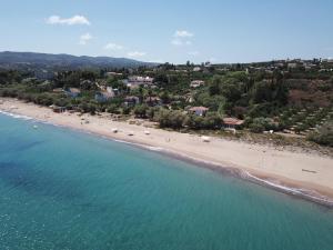 Una vista aérea de una playa con gente en ella. en Anastassia OG, en Koroni