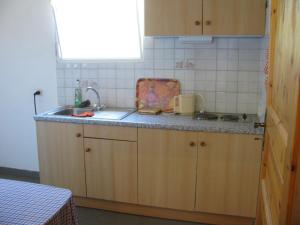 een keuken met een wastafel en een aanrecht bij Nikos 8 in Kakóvatos