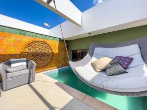 Habitación con cama colgante y silla en Maravilhosa Cobertura com Vista Panorâmica, Piscina e varanda Gourmet B11-0012, en Río de Janeiro