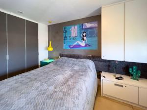 1 dormitorio con 1 cama grande y una pintura en la pared en Maravilhosa Cobertura com Vista Panorâmica, Piscina e varanda Gourmet B11-0012, en Río de Janeiro