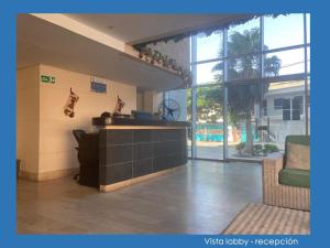 sala de estar con encimera y ventana grande en Apartaestudio Velas al Mar Santa Marta, en Gaira 18 fotos más