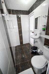 a bathroom with a toilet and a sink at Hotel Posada Enilda in Providencia