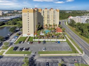 een luchtzicht op een gebouw met een parkeerplaats bij The Point, Lux Apartment 4 min from Universal in Orlando