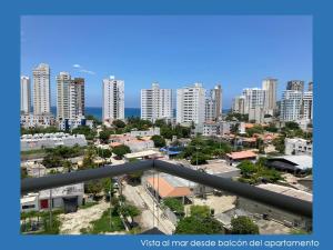 una vista de una ciudad con edificios altos en Apartaestudio Velas al Mar Santa Marta, en Gaira
