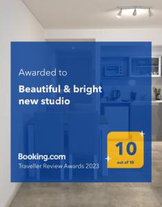 un cartel que lee premiado a hermoso y brillante nuevo estudio en Beautiful & bright new studio en Buenos Aires