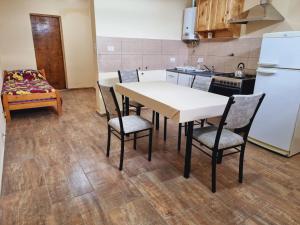 cocina con mesa y sillas en una habitación en Departamento San Luis - cerca Terminal en San Luis