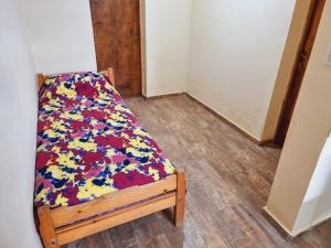 Una cama con una manta de colores en una habitación en Departamento San Luis - cerca Terminal en San Luis