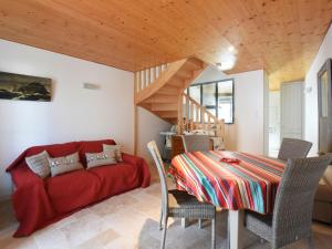 un soggiorno con divano rosso e tavolo di Maison Ars-en-Ré, 5 pièces, 9 personnes - FR-1-258-83 ad Ars-en-Ré