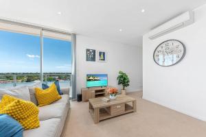 Uma área de estar em Skyview Comfy Apt in Centre of Burwood