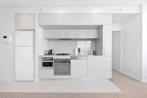 A cozinha ou kitchenette de Skyview Comfy Apt in Centre of Burwood