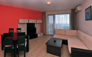 卡瓦爾納的住宿－Royal Cove ApartHotel - Self-catering，客厅配有沙发和桌子