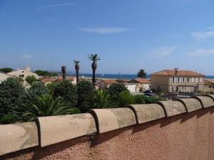 kamienna ściana z widokiem na miasto w obiekcie Appartement climatisé 2 pièces avec solarium pour 4 personnes, parking privé, proche plage - FR-1-335-166 w Hyères