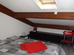 Łóżko lub łóżka w pokoju w obiekcie Duplex climatisé 4 pers, balcon, parking privé, proche plages et commerces - FR-1-335-168