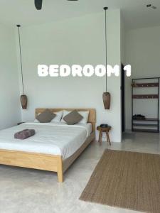 ein Schlafzimmer mit einem großen Bett in einem Zimmer in der Unterkunft Allure Villa Cempaka Private Pool in Kuantan