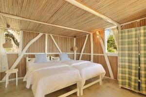 1 dormitorio con 1 cama grande en una habitación en Fantaisie Lodges en Rodrigues Island