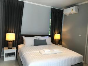 ein Schlafzimmer mit einem Bett mit zwei Büchern darauf in der Unterkunft Crown View Beach Resort Koh Chang in Ko Chang