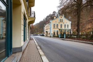 an empty street with buildings on the side of the road at Apartmá Linda 1880 in Karlovy Vary