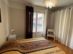 Posteľ alebo postele v izbe v ubytovaní Appartement Confortable en Centre-Ville d'Aix-les-Bains - 4 Pers, 73m², Balcons, Parking, Animaux OK - FR-1-555-81 + 8 fotografií