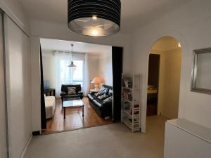 Posedenie v ubytovaní Appartement Confortable en Centre-Ville d'Aix-les-Bains - 4 Pers, 73m², Balcons, Parking, Animaux OK - FR-1-555-81