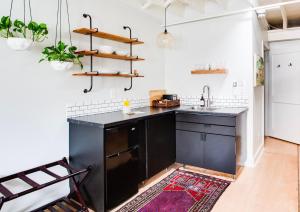 Kuchyň nebo kuchyňský kout v ubytování Stellar Suites