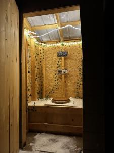 Ένα μπάνιο στο 1 Bd. Deluxe Log DRY Cabin| Views Northern Lights! +53 φωτογραφίες