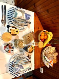 una mesa con platos y tazones de comida. en La Casa Del Doganiere en Monterosso al Mare