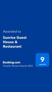 een screenshot van een mobiele telefoon met een pension en restaurant bij zonsondergang bij Sunrise Guest House & Restaurant in Hampi