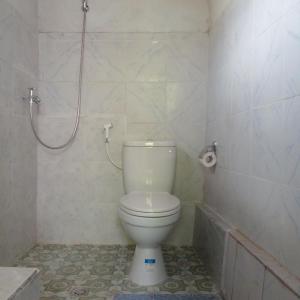 Banjarangkan的住宿－Balicamper，一间带卫生间和淋浴的浴室