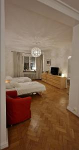 - une grande chambre avec 2 lits et un lustre dans l'établissement City Apartments Triangeln, à Malmö