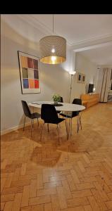 comedor con mesa y sillas en City Apartments Triangeln, en Malmö