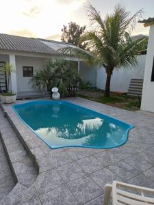 una piscina con una ola pintada en ella en Casa com piscina no Campeche en Florianópolis