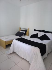 dos camas sentadas una al lado de la otra en una habitación en Casa com piscina no Campeche en Florianópolis