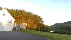 普雷斯克岛Lakeside Snowmobile - Ski Villa, 4BR 2BA, sleeps 10的湖边的白色房子,设有楼梯