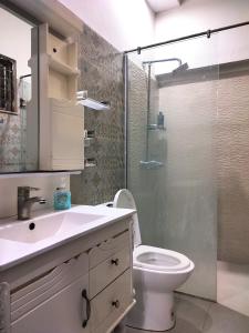 Bathroom sa Fully Serviced Holiday Home Near Lahore Ring Road