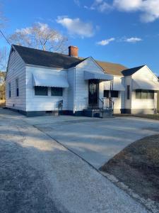 uma casa branca com um alpendre e uma entrada em Cozy comfortable PRIVATE BEDROOMS em Atlanta