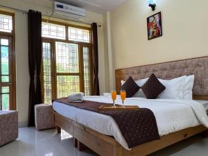 Voodi või voodid majutusasutuse Hotel Krishna Rishikesh toas