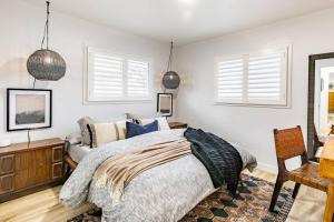 um quarto com uma cama, uma secretária e 2 janelas em Modern Rustic Stay with Hot Tub near Downtown em Salt Lake City
