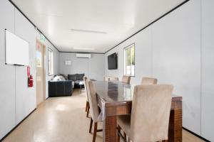 a dining room with a table and chairs at Collins Street Guest House in Kalgoorlie