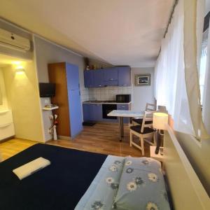 um quarto com uma cama, uma mesa e uma cozinha em Apartments Berto - 500m from beach em Rovinj