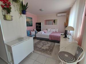 um quarto com uma cama, uma mesa e uma cadeira em Apartments Bionda - seafront em Zaboric