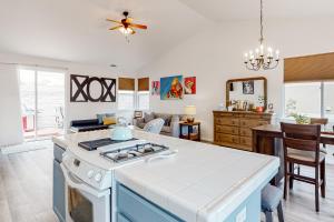 uma cozinha e sala de estar com uma placa de fogão e forno em O h Live a little Getaway em Paso Robles