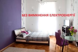 リヴィウにあるApartment in the centre of Lvivのベッドルーム1室(ベッド1台、ガラス張りのテーブル付)