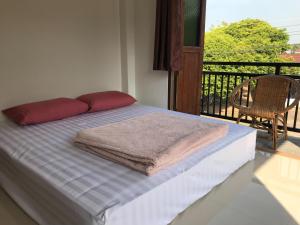 Ένα ή περισσότερα κρεβάτια σε δωμάτιο στο โฮ่งเฮือนคำโฮมสเตย์ Hong Huean Kham Homestay