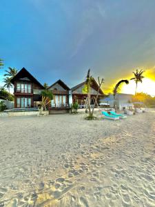eine Villa am Strand mit einem Resort in der Unterkunft Khamara Nusa Penida in Nusa Penida