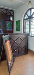 um bar com uma placa num quarto com um balcão em Ocean View tourist guest house Negombo em Negombo