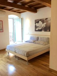 1 dormitorio con 1 cama en una habitación con ventana en La Dolce Vita, en Riomaggiore