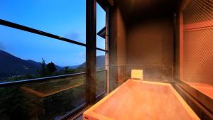 een kamer met een groot raam en een bad bij Bettei Koyoi (Adult Only) in Hakone