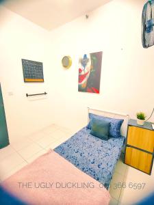 um quarto com uma cama e um computador portátil na parede em THE UGLY DUCKLING HOMESTAY em Kampung Dengkil