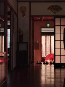 心遊亭ー敬華の間Shin Yu Tei في كانازاوا: غرفة بها باب وبعض الأحذية على الأرض