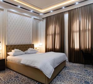 una camera con un grande letto di Ardani hotel,Samarqand a Khodzha-Akhrar